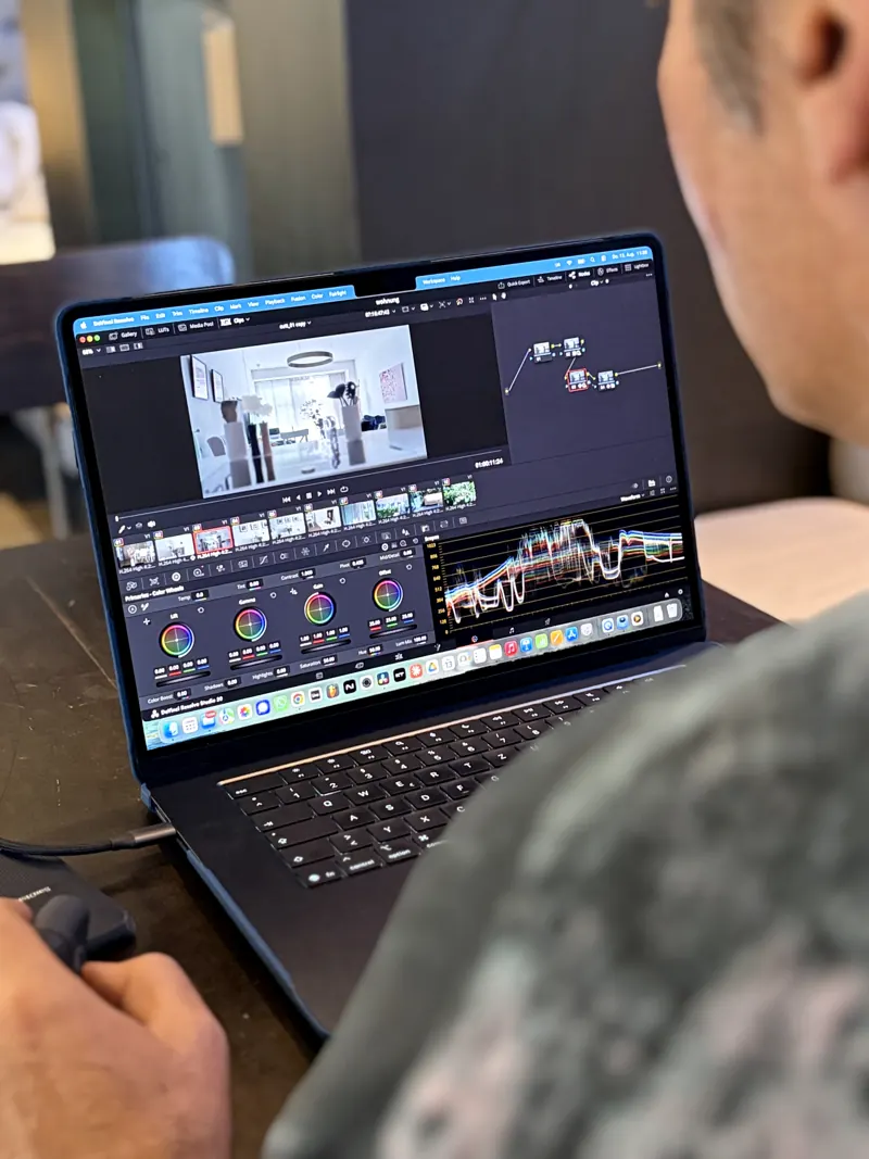 Color Grading in DaVinci Resolve am Laptop