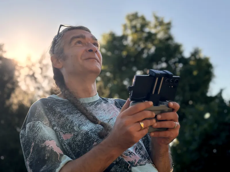 Kamil Goerlich steuert eine Drohne