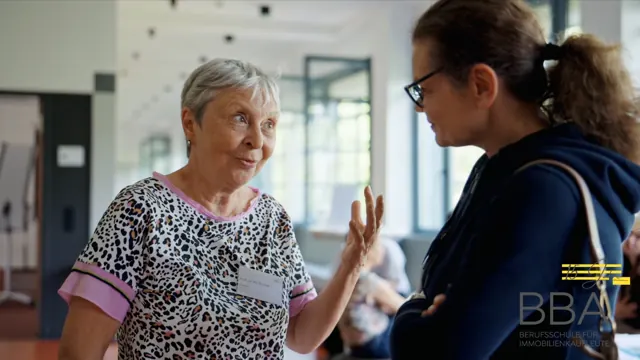 Zwei Frauen im Gespräch bei der Jubiläumsfeier einer Berufsschule
