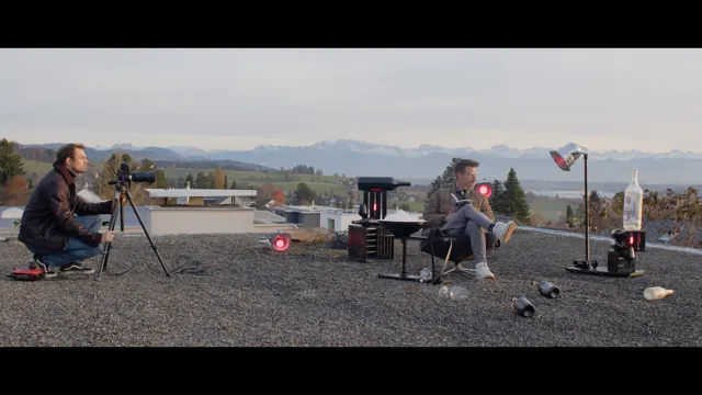 Dreh auf einem Flachdach mit Alpenpanorama, ein Mann liest, ein anderer steht an der Kamera